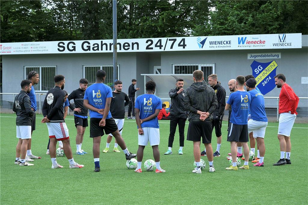 Mein Jahr 2024: Wenn eine Nachricht einen ganzen Sommer verändert Spieler der SG Gahmen stehen im Kreis.
