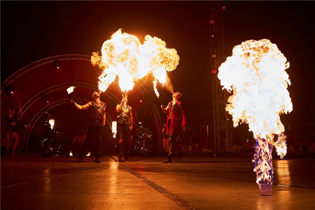 Definitiv kein Kinderzirkus Die Show ist auch voller "Höllenfeuer".