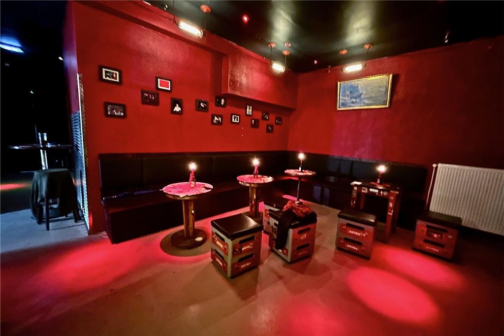 Ehemalige Szene-Kneipe in früherer Kult-Diskothek wiedereröffnet Sitzecke im HirschQ in Dortmund. Hier stand im Spirit der Kicker-Tisch.