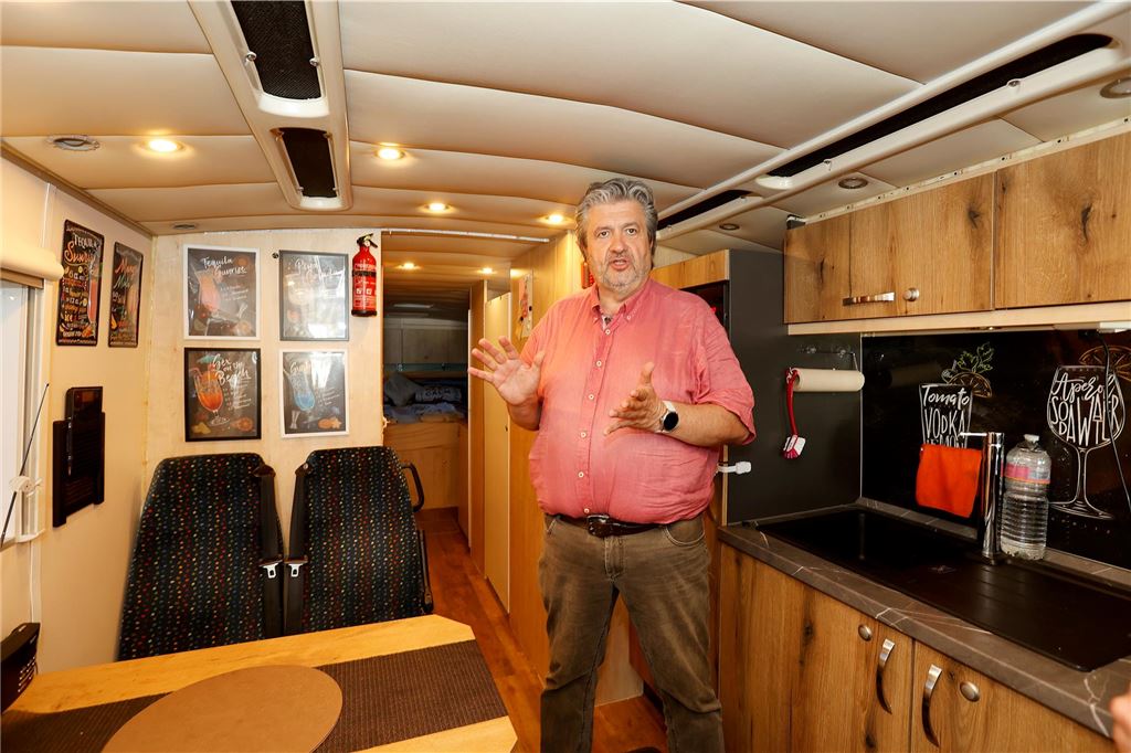 Wenn aus einem Reisebus ein Wohnmobil wird Uwe Sitter steht in der Küche und im Essbereich des umgebauten Busses.