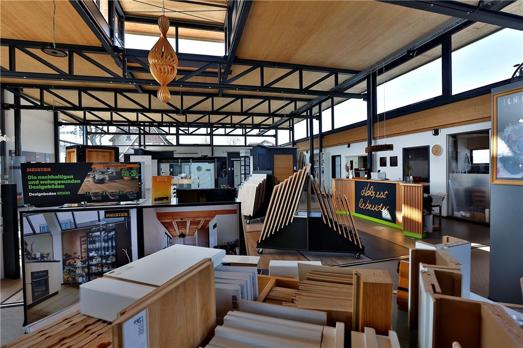 Abschied von Holz Fiene: „Wären wir jünger, würden wir weitermachen“ Die Ausstellung mit Türen und Holzpaneelen bei Holz Fiene an der Lünener Straße in Kamen.