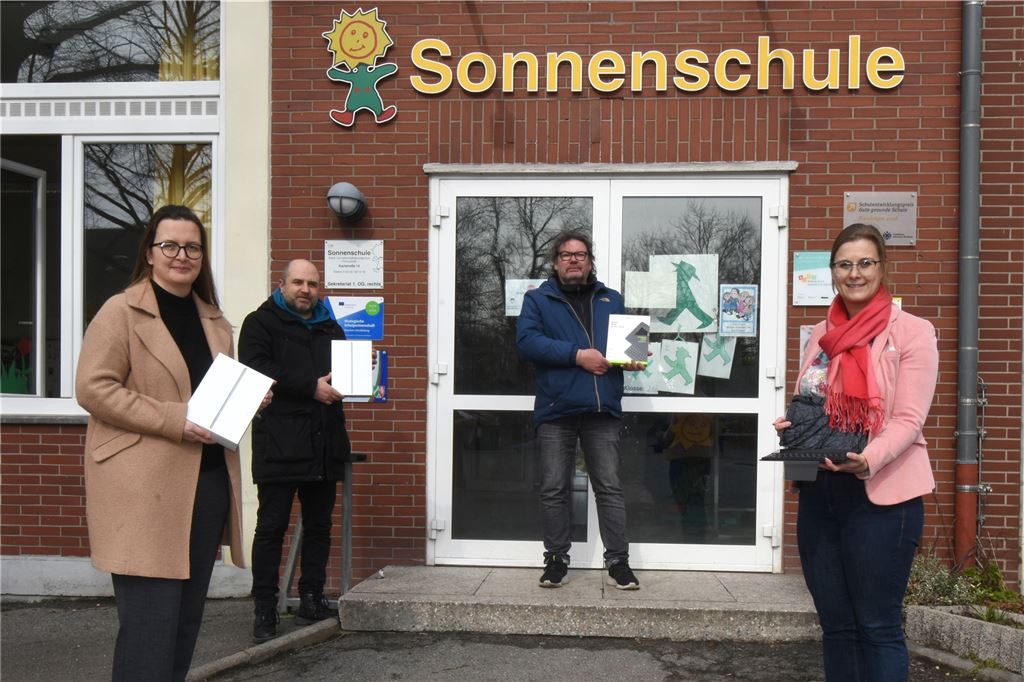 Unnas Schulen bald „digitaler“: Die ersten 350 iPads sind da Die Sonnenschule gehört zu den Bildungseinrichtungen in Unna, die nun den Testbetrieb mit den neuen Geräten aufnehmen: Schulleiterin Svenja Nuhija nahm die Geräte in Empfang von Yahya Bolat (Mobiles Lernen), Thomas Schmidt (Stadt Unna, Bereich Schulen) und Kerstin Heidler (Beigeordnete der Stadt Unna).