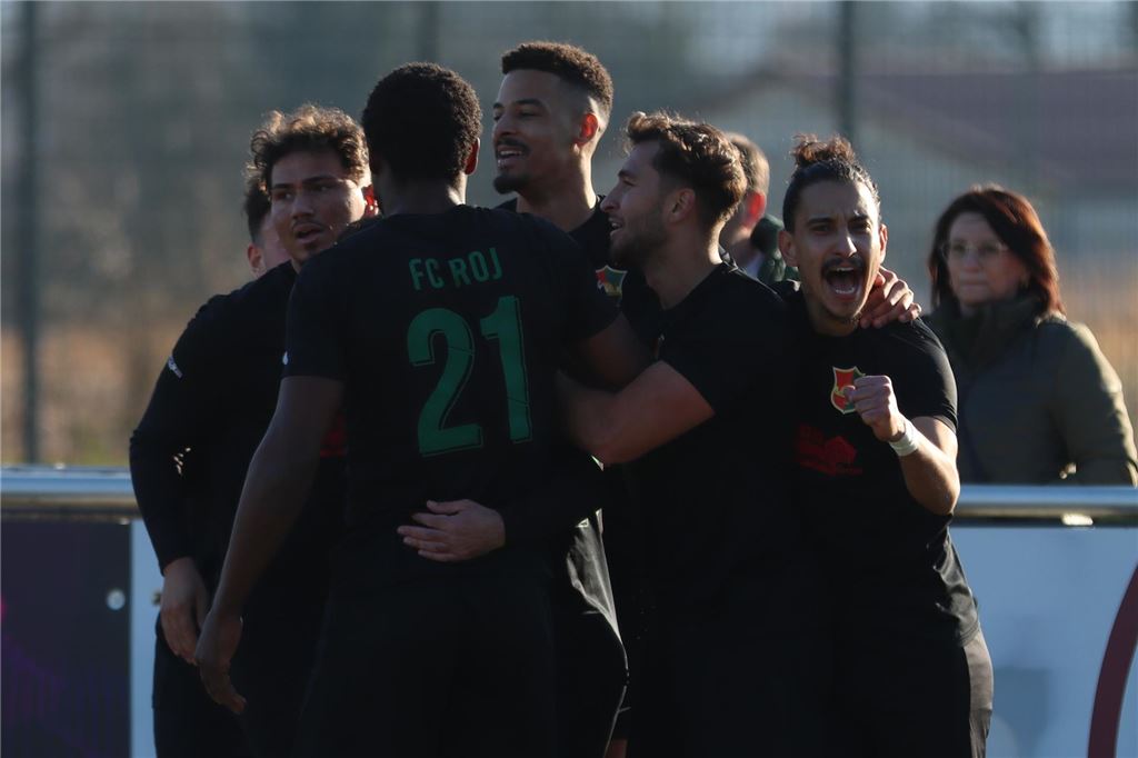 Traumfreistoß bringt den Knockout: KSV unterliegt cleverem FC Roj 1:3 Die Spieler des FC Roj bejubeln den Treffer zum 3:1-Endstand.