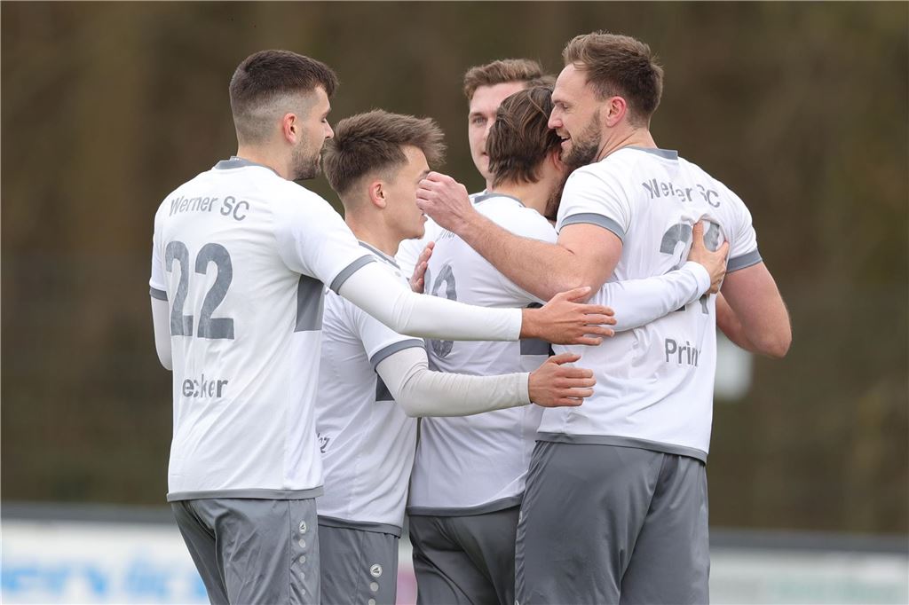 Sieg gegen Burgsteinfurt: Werner SC führt nach halber Stunde mit 4:0 Spieler des Werner SC beim Torjubel.