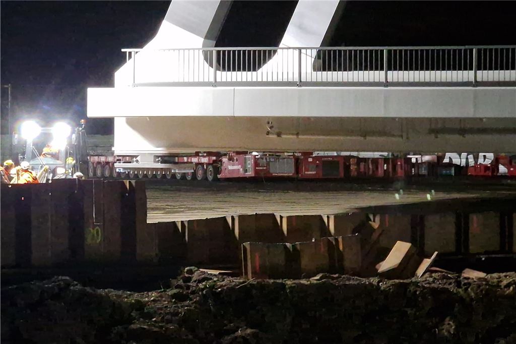 2.000 Tonnen auf Rädern, A1 gesperrt: Liveblog vom spektakulären Brückenbau in Unna Eisenbahnbrücke über die A1 in Unna: Die Spundwände am Baufeld mussten durchgeschweißt werden, damit die Brücke weiter verschoben werden kann.