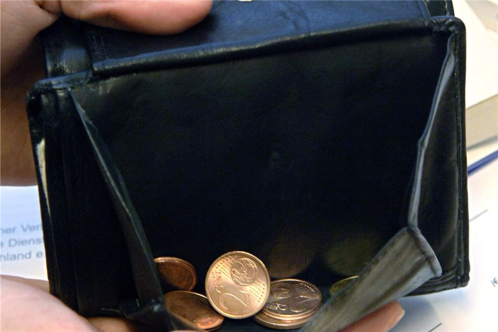 Pro-Kopf-Verschuldung bis zu 3083 Euro: Landesgesetz könnte entlasten Ein leeres Portemonnaie