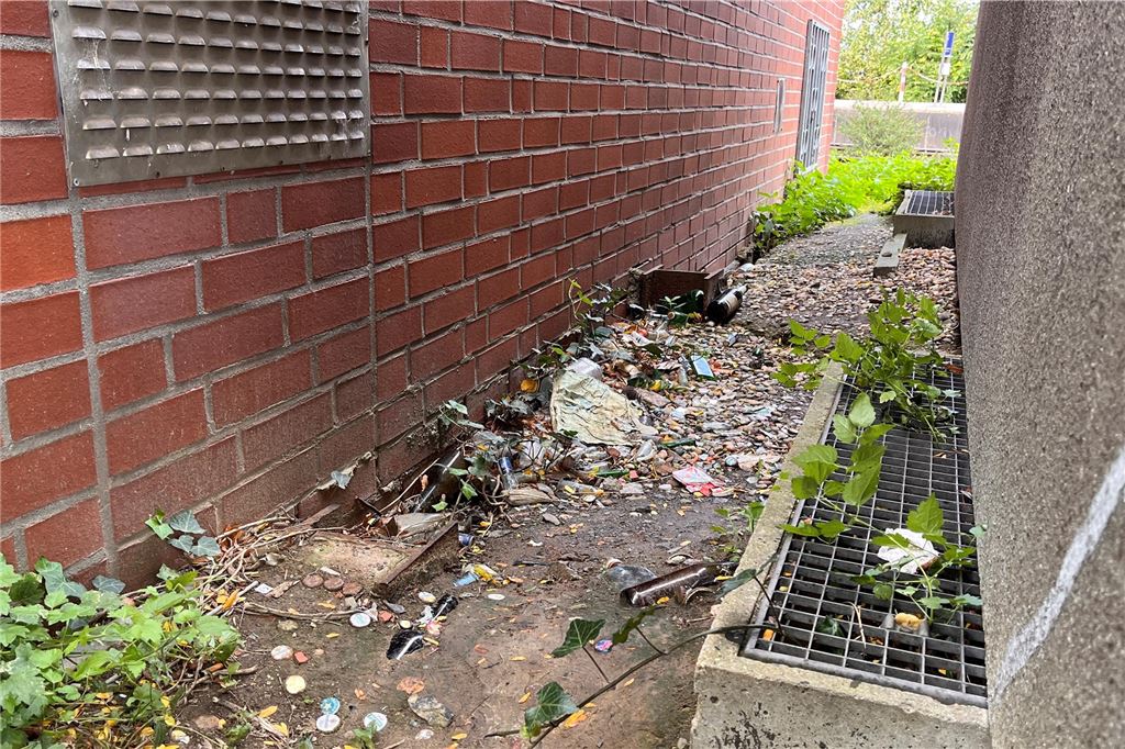 Lebensmittelhändler ruft um Hilfe wegen Trinkerszene Zwischen zwei Gebäuden am Königsborner Tor in Unna liegt Müll