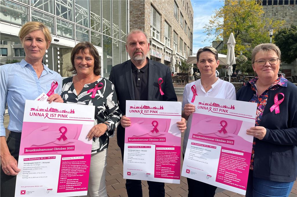 Brustkrebs-Diagnose: Jacqueline Giering berichtet über ihre Leidenszeit Die Stadt Unna und und das Christliche Klinikum setzen sich gemeinsam gegen Brustkrebs ein: (von links) Dr. Cristin Kühn (Leiterin Brustzentrum Unna-Lünen am Standort CKU), Barbara Liß (Breast Care Nurse, CKU), Bürgermeister Dirk Wigant, Jacqueline Giering (Gleichstellungsbüro Kreisstadt Unna) und die Gleichstellungsbeauftragte Katja Sahmel.