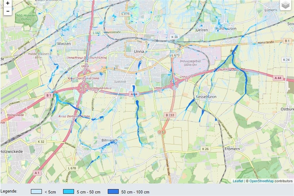 Gegen Starkregen und Hochwasser hat sich Unna gut aufgestellt Die Starkregengefahrenkarte auf der Internetseite www.starkgegenstarkregen.de visualisiert, wie hoch sich Überflutungen aufstauen können, wenn in dem entsprechenden Bereich in einer Stunde 90 Liter Wasser auf einen Quadratmeter Boden fallen. Die größten Risikozonen finden sich entlang der Bäche am Haarstrang, die dann die Funktion haben, Wassermassen schnell in Richtung Seseke, Lippe und Rhein weiterzuleiten. Aber auch in der Fläche gibt es Risikozonen.