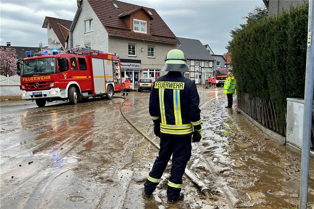 Die Straße ist nach dem Starkregen voller Schlamm, der von den Feldern oberhalb heruntergeflossen ist.
