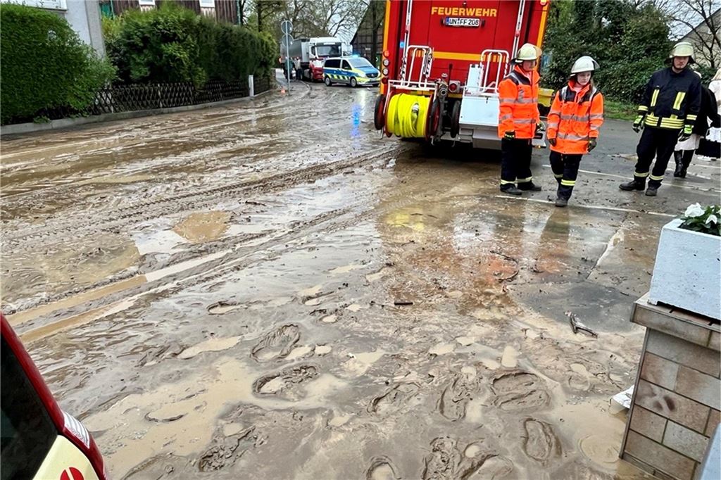 Die Straße ist nach dem Starkregen voller Schlamm, der von den Feldern oberhalb heruntergeflossen ist.