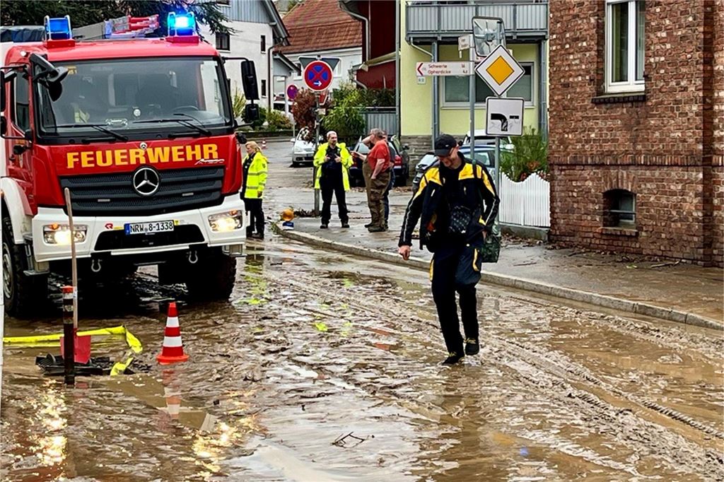 Die Straße ist nach dem Starkregen voller Schlamm, der von den Feldern oberhalb heruntergeflossen ist.