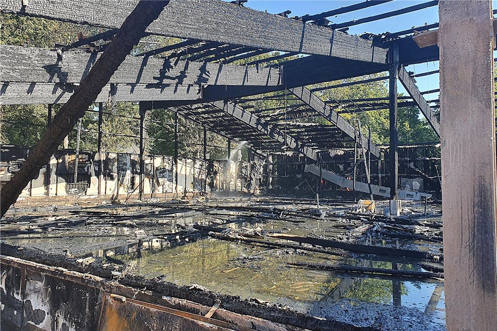 Serie von Brandstiftungen: Nur einer von 14 Fällen wurde seit 2019 aufgeklärt Die Tennishalle nach dem verheerenden Brand im August 2020: Der Täter setzte wohl die südliche Gebäudehälfte in Brand. Im Zuge von Sanierungsarbeiten waren dort zuvor Holzlatten entfernt worden. Für den Täter offenbar eine Einladung.