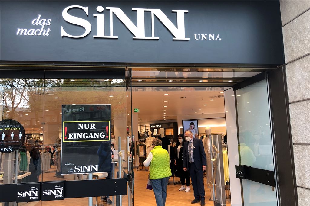 Endlich wieder Kunden begrüßen: Unnas Modehändler machen das Beste aus „Click and meet“ Die Terminvergabe für das Einkaufen im Modehaus Sinn erfolgt ab dem 8. März denkbar einfach: Kunden melden sich am Eingang und hinterlassen ihre Daten. Fertig ist der Shopping-Termin.