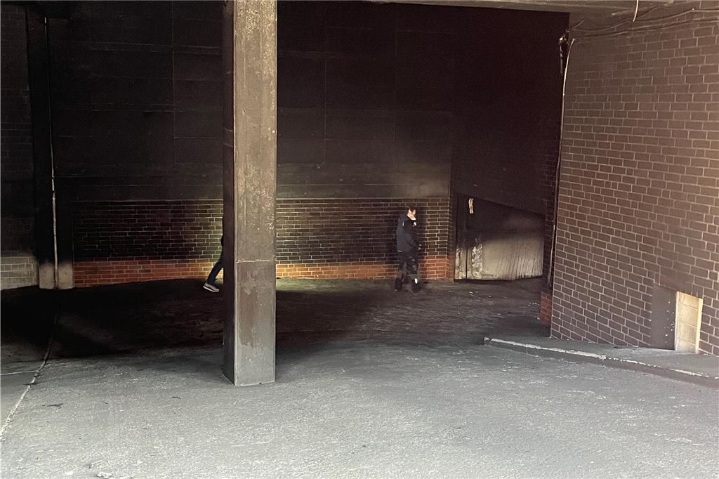 Der Eingang einer Tiefgarage.