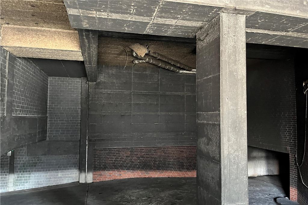 Das Innere einer Tiefgarage.