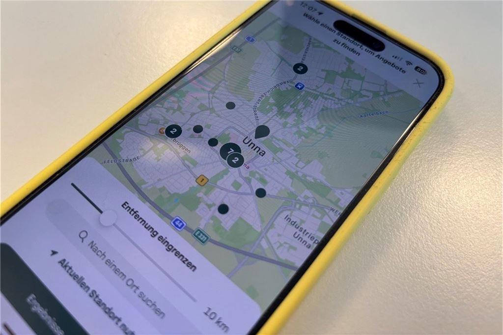 Lebensmittel per App retten: Viele Angebote bei „Too Good To Go“ Auf einem Handy ist die App von „Too Good To Go“ geöffnet. Man sieht eine Karte mit allen Anbietern, auf der man die Entfernung einstellen kann.