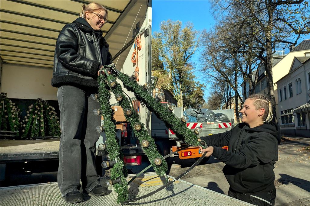 Erste Weihnachtsbeleuchtung eingeschaltet: Markt bleibt weiter dunkel Mitarbeiterinnen von Mainmix in Schwerte laden Weihnachtsbeleuchtung aus.
