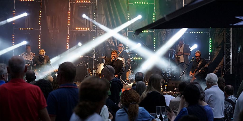 Holzwickede ist nicht groß genug für zwei Sommerfeste Die Tribute-Kombo „Mariuzz – Westernhagen meets Grönemeyer“ um Bernd Wuttke, der Grönemeyer performte und Peter Zahn, der auch optisch nah ans Westernhagen-Original kommt, sorgte am Freitagabend für einen vollen Marktplatz.