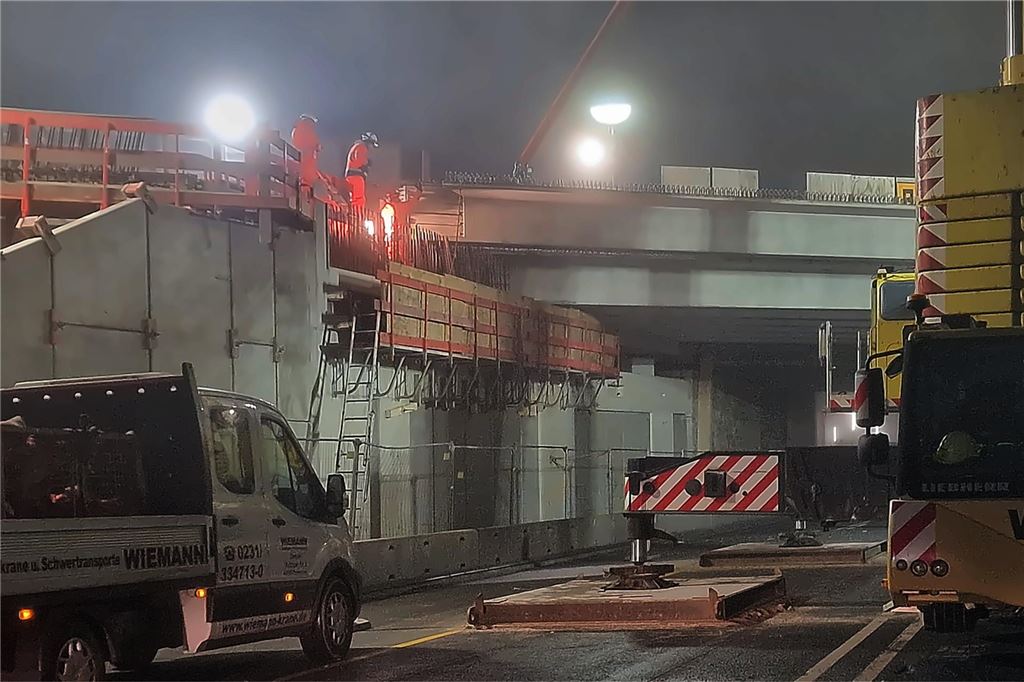 Kranarbeiten an der A1-Brücke in Kamen.