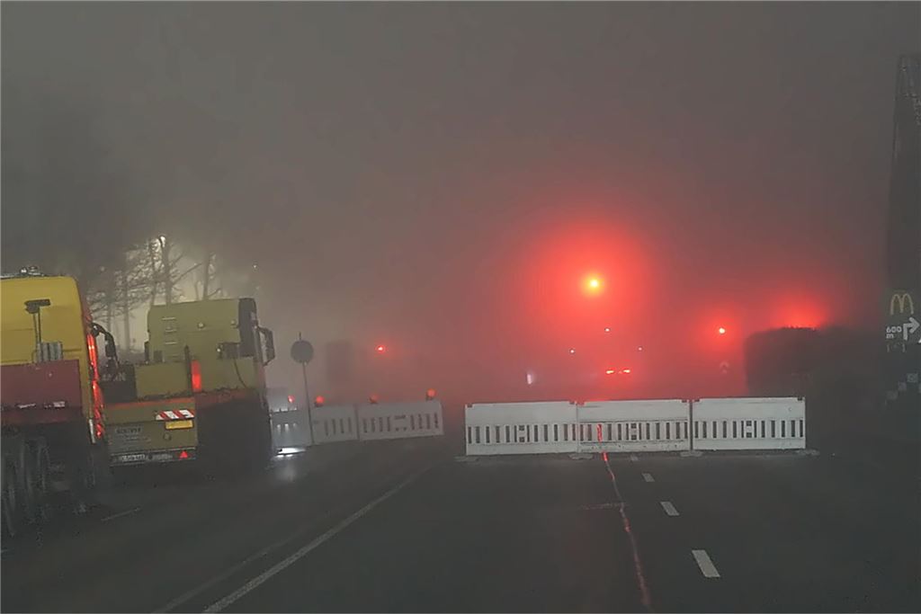 Kranarbeiten an der A1-Brücke in Kamen.