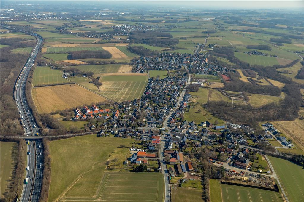 83 km/h in der Tempo-30-Zone: Anwohner über Tempo und Lärm verärgert Die Unnaer Straße führt geradewegs durch Opherdicke und Hengsen.