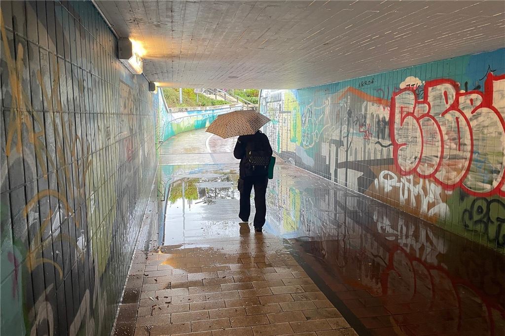 Wetterwarnung für den gesamten Kreis Unna: Starkes Gewitter mit Regen wird noch heftiger In der Bahnhofsunterführung in Kamen steht Regenwasser.