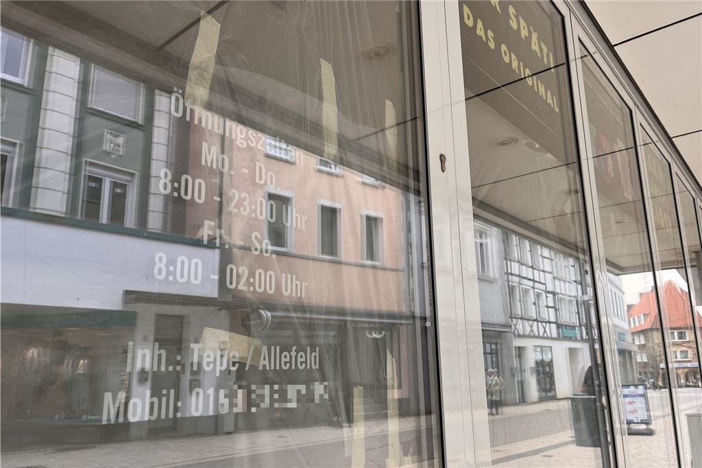 „Barry Harry‘s Kiosk“ muss mit reduzierten Öffnungszeiten planen Im Fenster des Späti-Kiosks "Barry Harry's" an der Massener Straße in Unna sind Öffnungszeiten angeklebt.