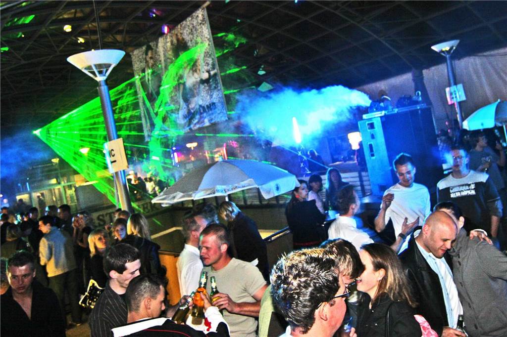 Die U-Bahn-Partys machten die Haltestelle Westfalenhalle zur Open-Air-Disko Die Veranstalter haben schon früh mit Videoleinwänden und Lichtelementen gearbeitet.
