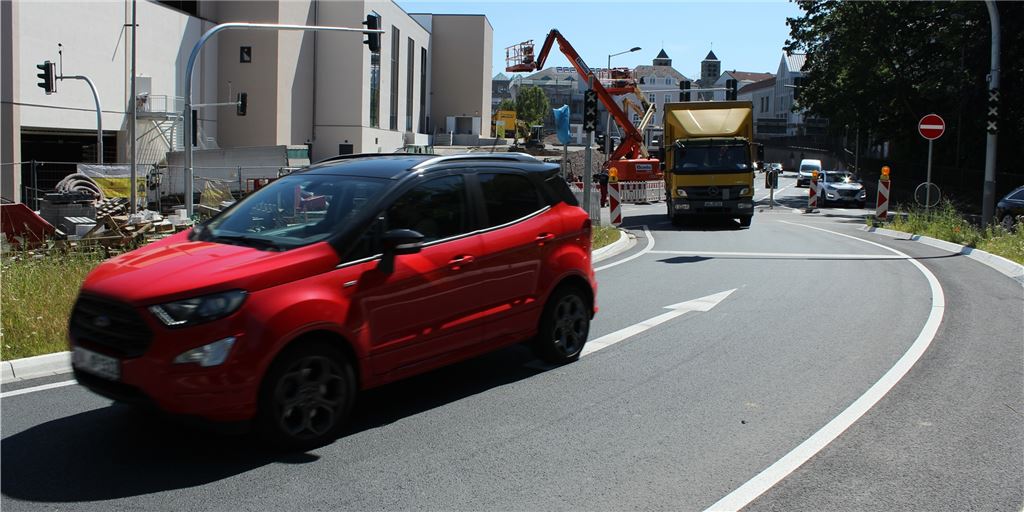 Mühle Bremme: Autofahrer irritiert über Pflicht zur Geisterfahrt Die Verkehrsführung an der Mühle Bremme scheint Autofahrer in den Gegenverkehr zu schicken. Eher als eine Frontalkollision drohen allerdings Auffahrunfälle, weil manche Autofahrer vor dem weißen Pfeil bremsen, da sie einen eigenen Fehler annehmen.
