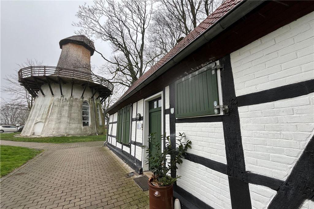 Stadt soll ihr Risiko begrenzen: Nachverhandlungen zum Gradierwerk Die vermeintliche Windmühle an der Friedrich-Ebert-Straße war in Wahrheit eine mit Windkraft betriebene Pumpe. Sie förderte Sole aus der Quelle Friedrichsborn zu den Gradierwerken, die sich früher über Kilometer durch Königsborn zogen.