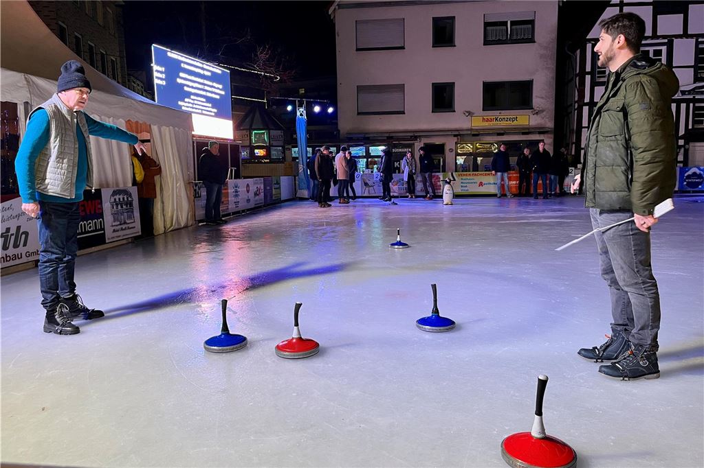 Eisstockschießen 2024: Auslosung der Teams ist gelaufen Männer auf dem Eis mit Eisstöcken