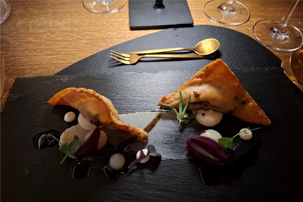 Schloßstuben im Check: Menükarussell fährt Geschmacksachterbahn Restaurant-Scheck Schloßstuben in Unna: Blutwurst Wan Tan mit Sellerie, Apfel und Schalotte.