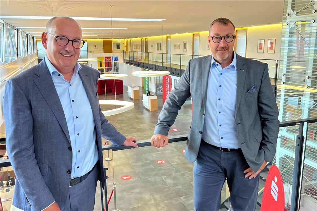 Höhere Zinsen aufs Ersparte: „Gefragt ist jetzt eine ruhige Hand“ Die Vorstände der Sparkasse UnnaKamen, Klaus Moßmeier (l.) und Frank Röhr, beraten gemeinsam mit ihren Mitarbeiterinnen und Mitarbeitern rund 80.000 Kunden.