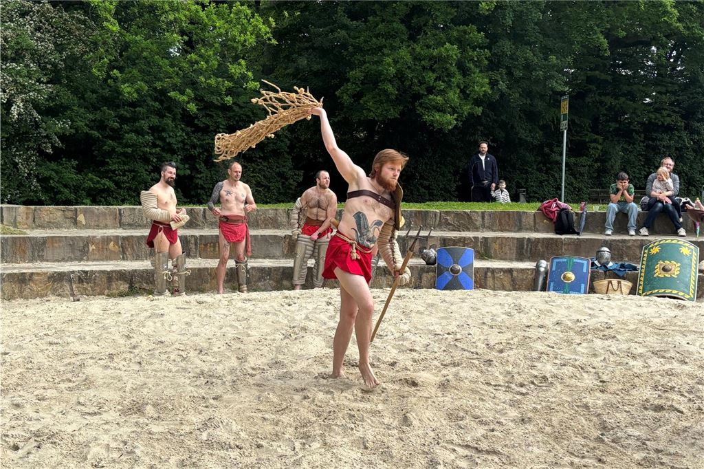 Ein Gladiator schwingt am Römerpark sein Netz. 