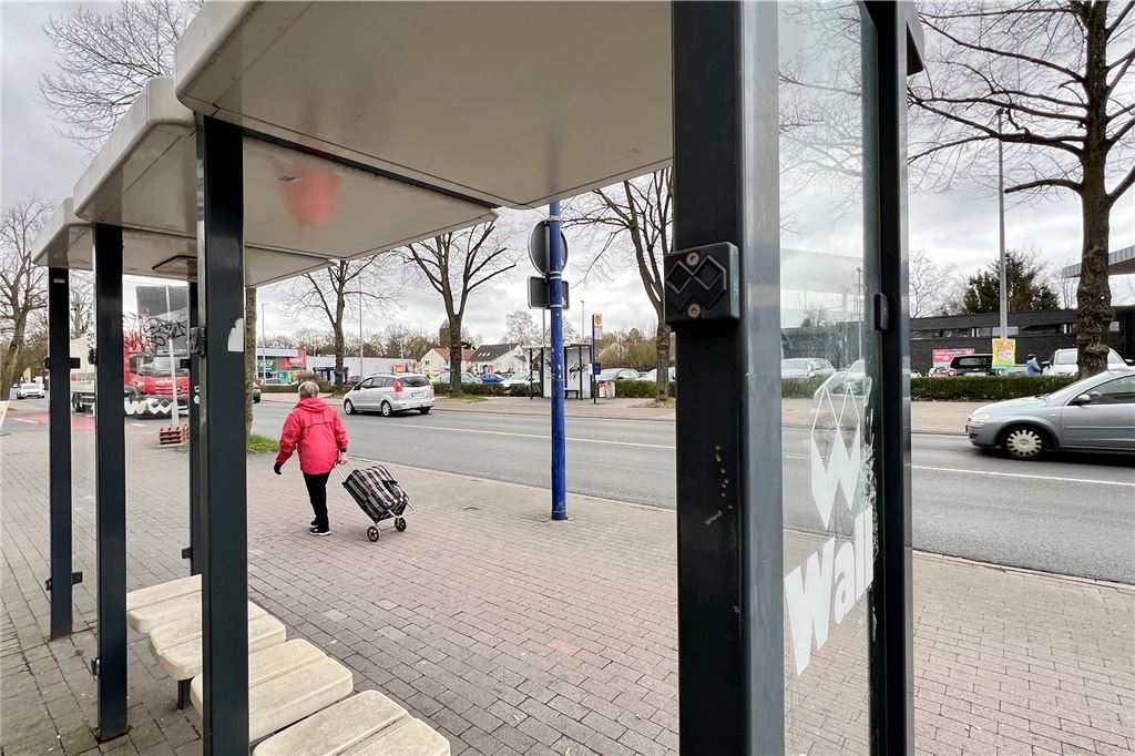 Neun Bushaltestellen werden für rund 670.000 Euro barrierefrei Die Bushaltestelle Salinencenter an der Kamener Straße im Unna. Das Wartehäuschen hat keine Rückwand mehr.