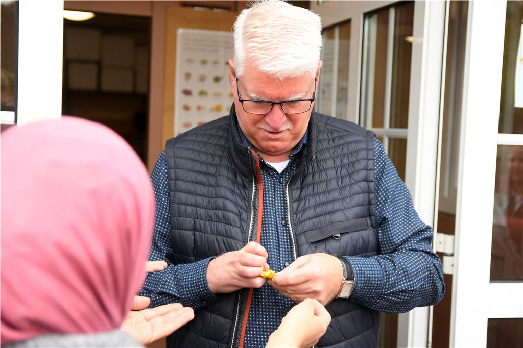 Tafel-Chef Potthoff übt erneut Kritik an Abgeordneten – Hüppe kontert Kurt Potthoff gibt Wartemarken aus.