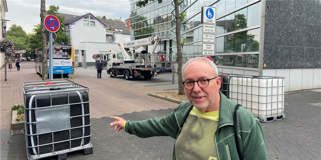 37.000 Liter gegen Terror: Unnaer (64) fordert Alternative zu Wassertanks Die Wassertanks für das Stadtfest in Unna stehen schon bereit. Der Anwohner Pieter Bot findet, dass sie zu viel Wasser verbrauchen. Das Stadtmarketing erklärt den Einsatz damit, dass sie im Sicherheitskonzept verankert sind und die Sperren im Notfall schnell aufgehoben werden können.