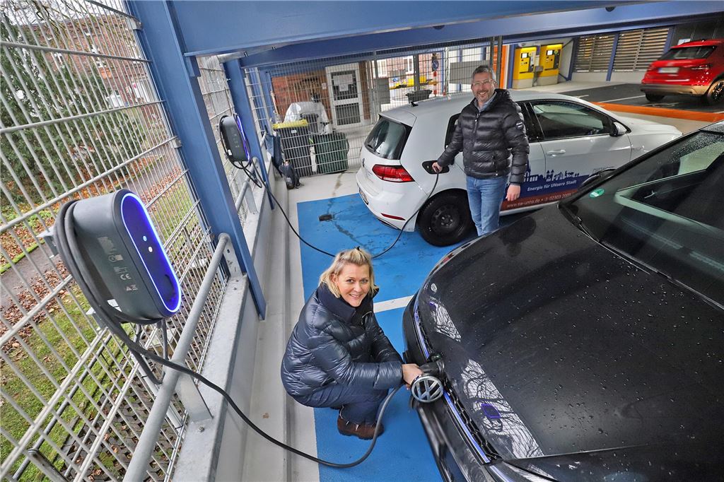 Garagenpreis für Außenstellplatz: Das Parken in Unna wird immer teurer Die WBU lässt in drei ihrer fünf Großgaragen Dauerparker zu. Zur Ausstattung der Anlagen zählen Überwachungsanlagen und zum Teil auch Ladepunkte für Elektrofahrzeuge.