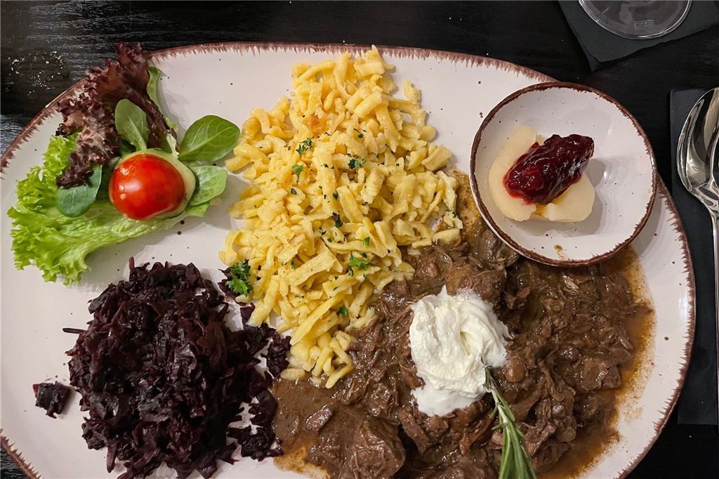 Zur Krone: Nerojan Kulasingham (33) bringt frischen Wind nach Wethmar Die wilde Trilogie erweist sich als schmackhaftes Wildgulasch im Restaurant Zur Krone in Lünen-Wethmar.