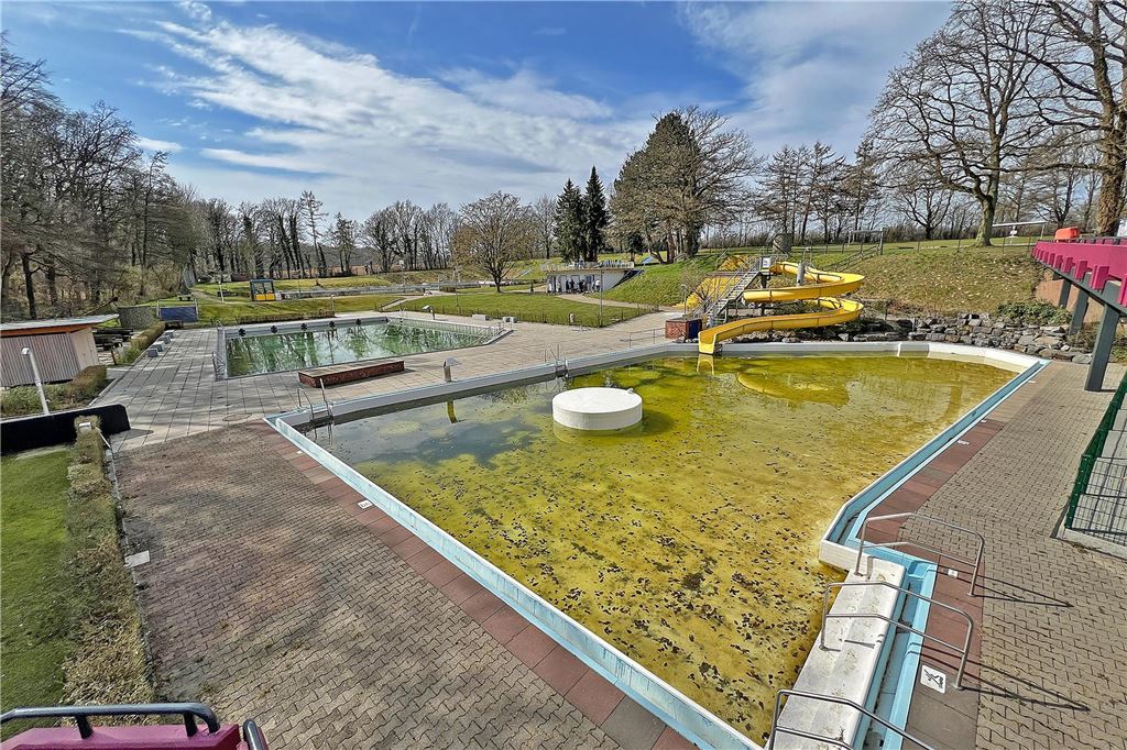 Das Freibad Schöne Flöte in Holzwickede: Ein Panoramabild.