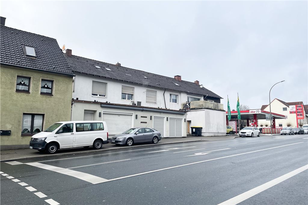 Mit vielen Baumängeln: Wohnung über „Mr. Pizza“ wird zwangsversteigert Blick auf das Haus Provinzialstraße Nr. 218