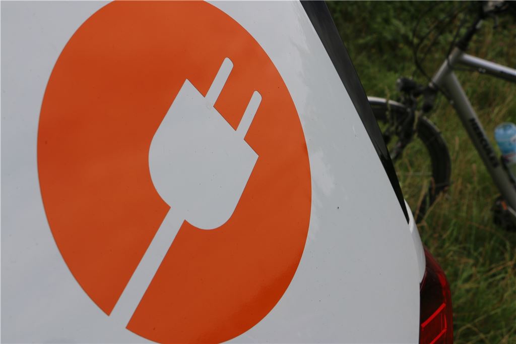 Wo bitte geht es zur E-Ladestation? Bürger dürfen Standorte nennen Die Zahl der Elektro-Fahrzeuge steigt. Die Lade-Infrastruktur wächst allerdings nicht mit. Ratsherr Timon Lütschen wünscht sich. dass die Bürger befragt werden, wo sie Standorte zum Aufladen wünschen.