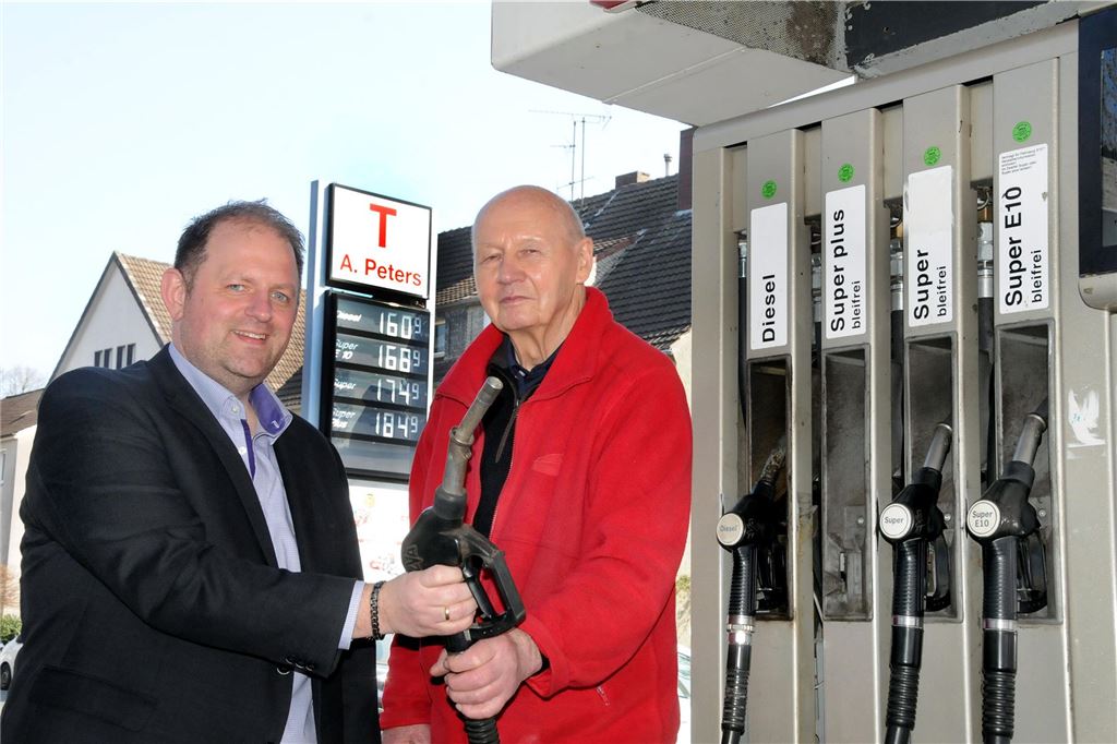 Alfons Peters verkauft seine freie Tankstelle: künftig Agravis-Station Ein scheidender Tankstellenbetreiber übergibt symbolisch eine Zapfpistole an seinen Nachfolger.