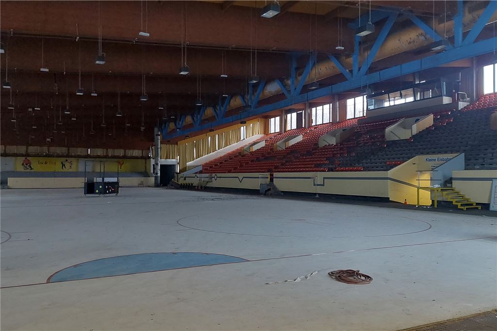Rückbau der Eishalle beginnt: Ab Montag gibt es kein Zurück mehr Die Zeit des Eissports ist vorbei: Eine Fachfirma kümmert sich nun darum, dass auch alte, asbesthaltige Teile sicher aus der Eishalle ausgebaut werden.