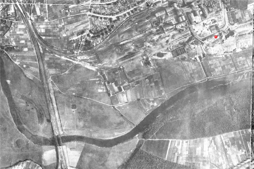 Die Zeitmaschine hat es nicht exakt 100 Jahre zurück geschafft. Dieses Foto ist zwischen 1925 und 1930 entstanden. Die Zeche Victoria nördlich der Lippe hat in dieser Phase zwischen 1971 und 2683 Beschäftigte. Auf dem Luftbild die oberirdischen baulichen Anlagen, die so vielen Männern Arbeit gaben, nur schemenhaft zu erkennen.