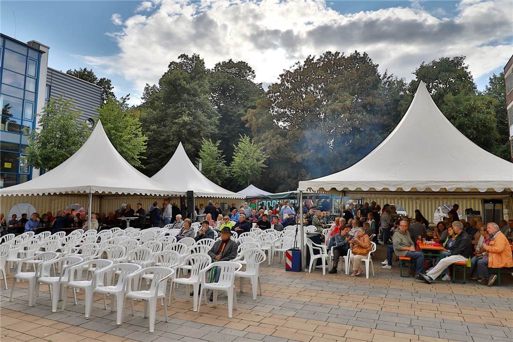 Griechische Heimatgefühle in Unna Die Zeltstadt schützte die Besucher vor dem immer wieder einsetzenden Regen.