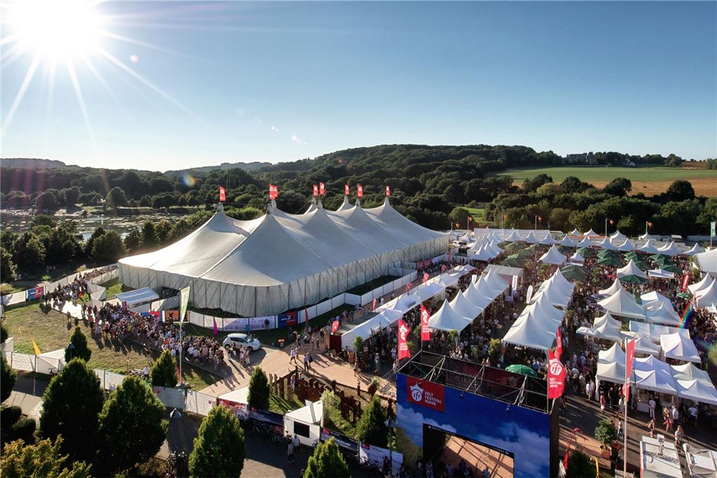 Festivals 2023 in NRW: Alle Infos Die Zeltstadt zum Zeltfestival Ruhr, aufgenommen am Kemnader See.