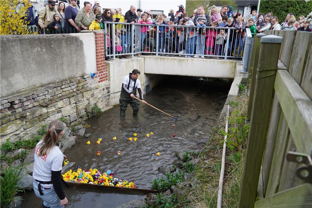 Die Zuschauer verfolgten den Start von der Brücke aus.