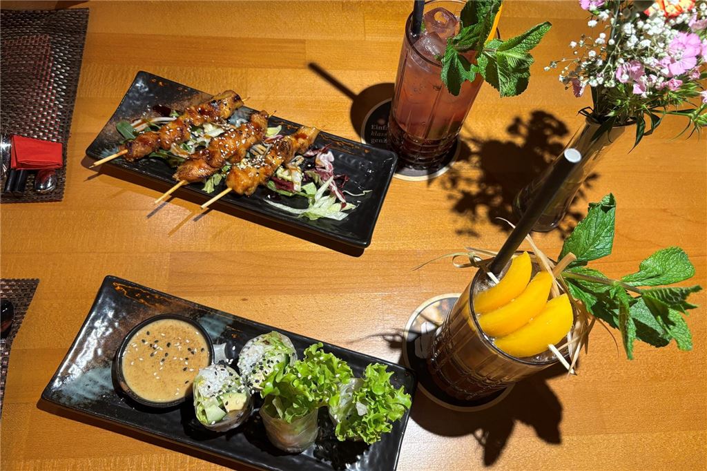 Lido im Restaurant-Check: Vietnamesische Vielfalt mit Liebe zum Detail Die zwei Vorspeisen, Summer Rolls und Yakitori-Spieße, sowie die hausgemachten Eistees überzeugen nicht nur geschmacklich, sondern auch optisch.